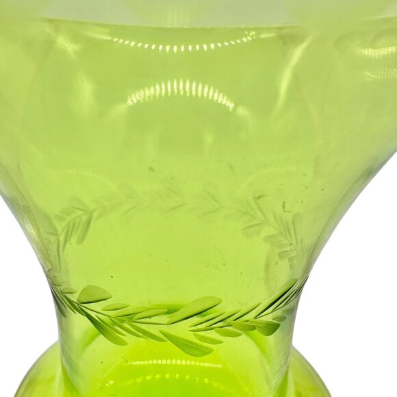 S. F. Imports Set of 3 Elegant Vintage Glasses 2 Pink and 1 Green 5 Inches Tall - Picture 2 of 4